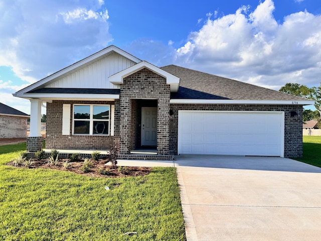 view of front of property featuring a front lawn and a garage