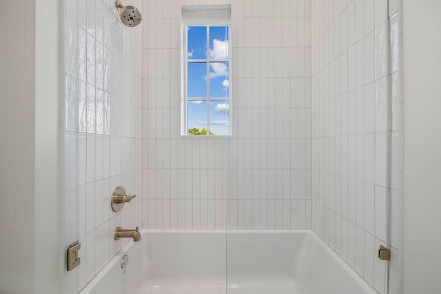 bathroom with tiled shower / bath