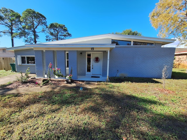 view of front facade featuring a front lawn