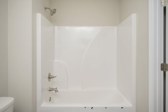 bathroom featuring toilet and washtub / shower combination