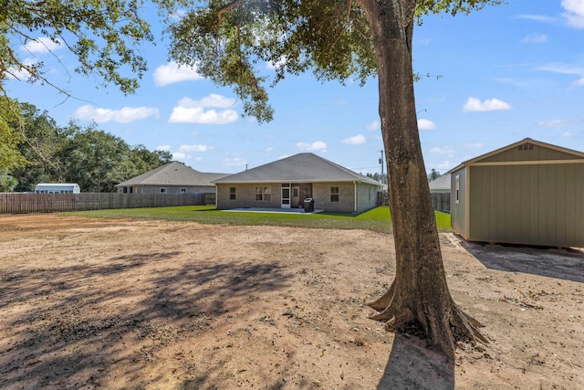 view of yard with a storage unit