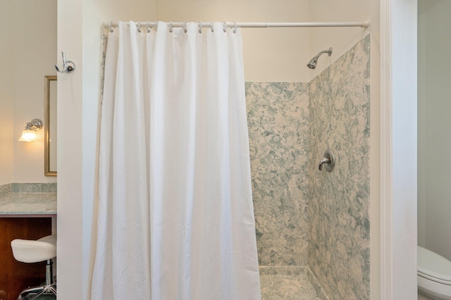 bathroom featuring a shower with curtain and toilet