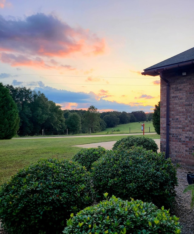 view of yard at dusk