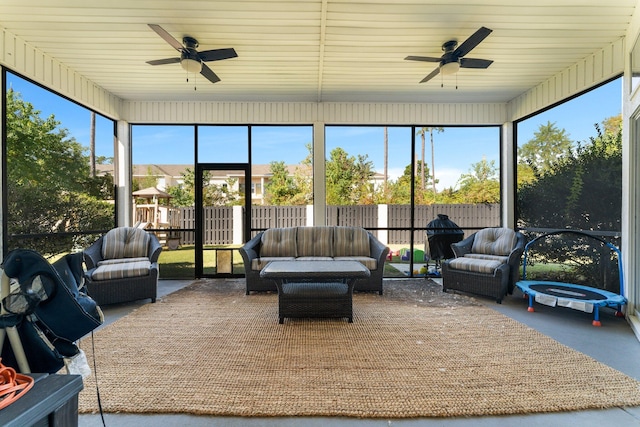 sunroom with ceiling fan