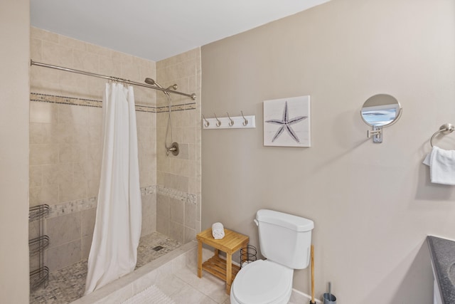 bathroom featuring a shower with shower curtain and toilet