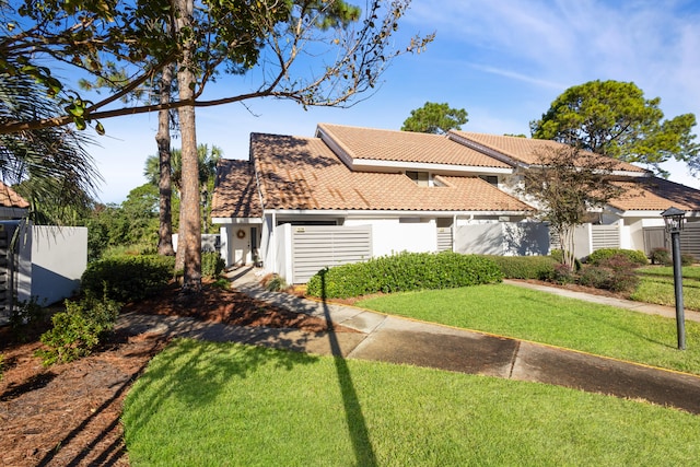 view of front facade with a front yard