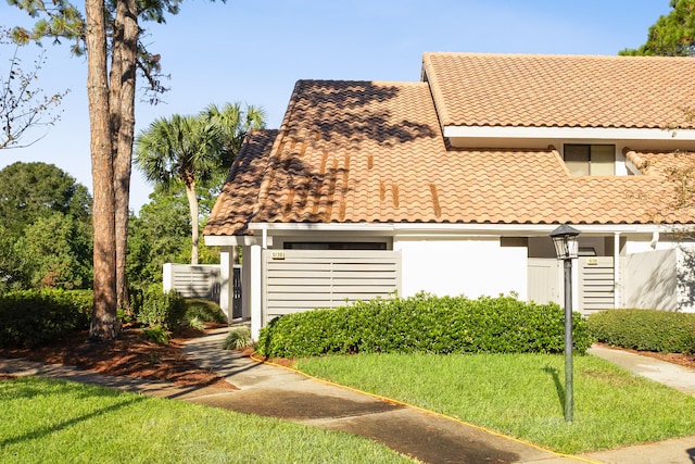 view of front of property with a front lawn