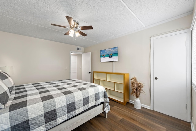 bedroom featuring a textured ceiling, dark hardwood / wood-style floors, and ceiling fan