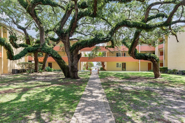 view of front of property featuring a front yard