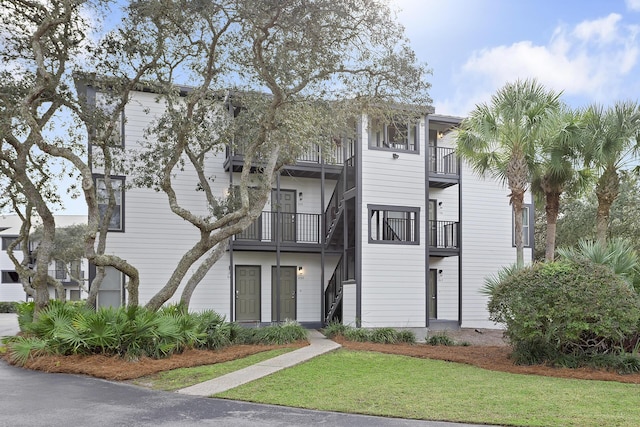 view of front facade with a front yard