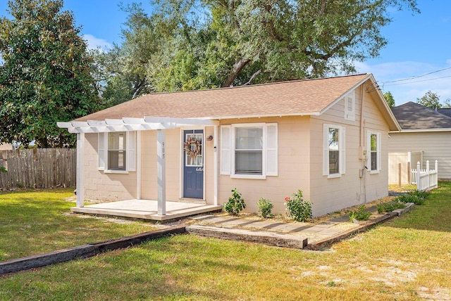 view of front of house featuring a front yard