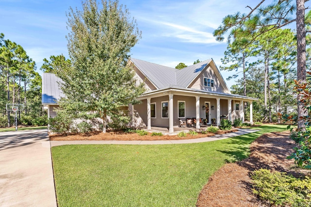 country-style home with a porch and a front lawn