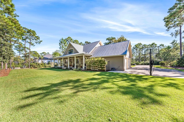 view of front of property featuring a front lawn