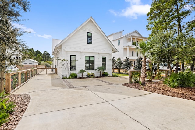 view of modern farmhouse style home