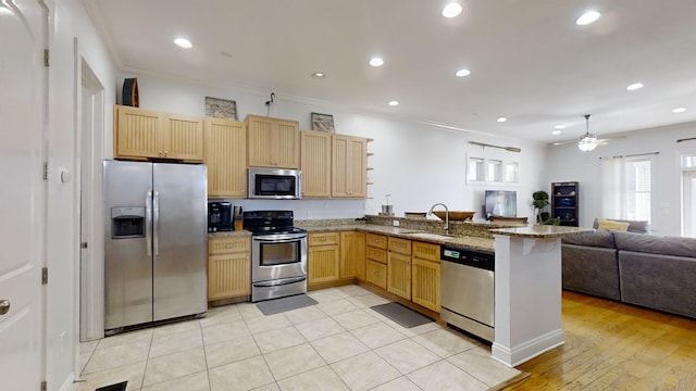 kitchen featuring crown molding, stainless steel appliances, sink, and kitchen peninsula