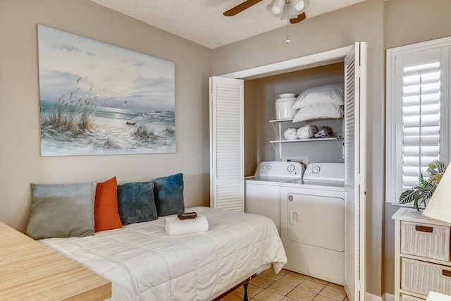 washroom with washing machine and dryer, a textured ceiling, light tile patterned floors, and ceiling fan