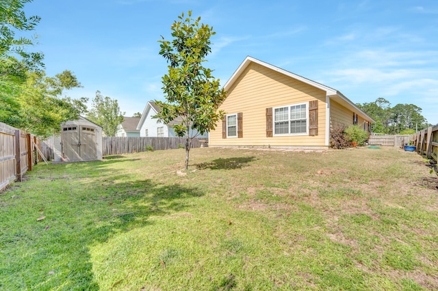 view of yard featuring a storage shed