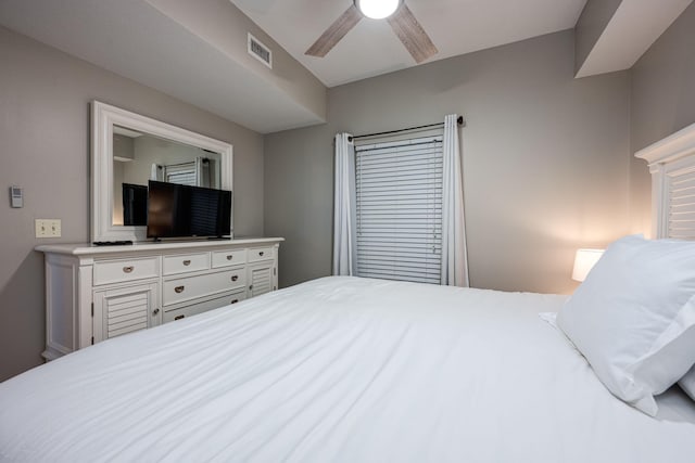 bedroom with ceiling fan