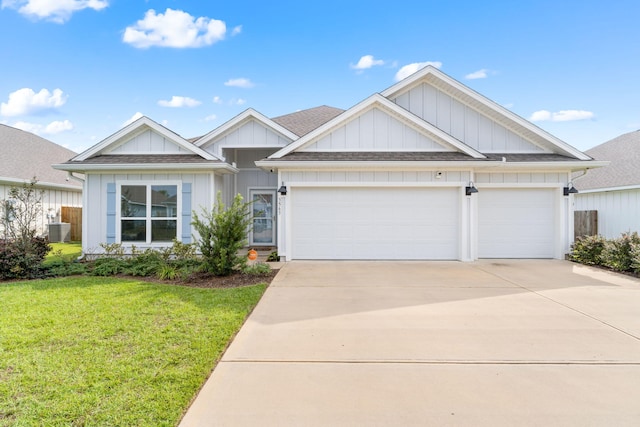 view of front of house featuring cooling unit, a front lawn, and a garage