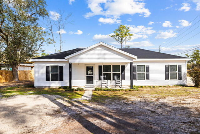 single story home with covered porch