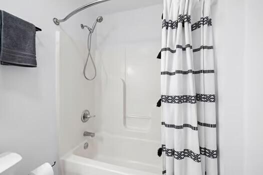 bathroom featuring shower / tub combo