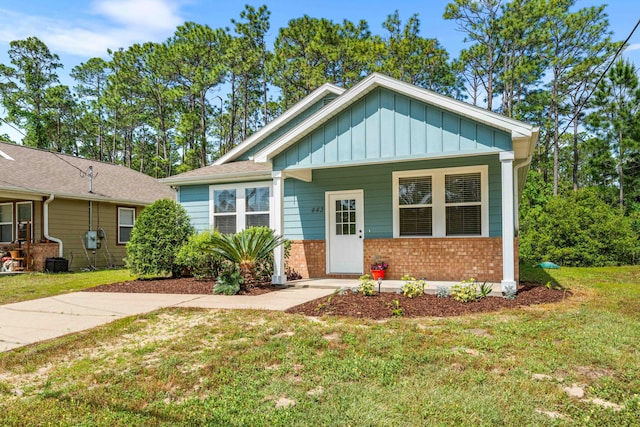 view of front of home with a front lawn