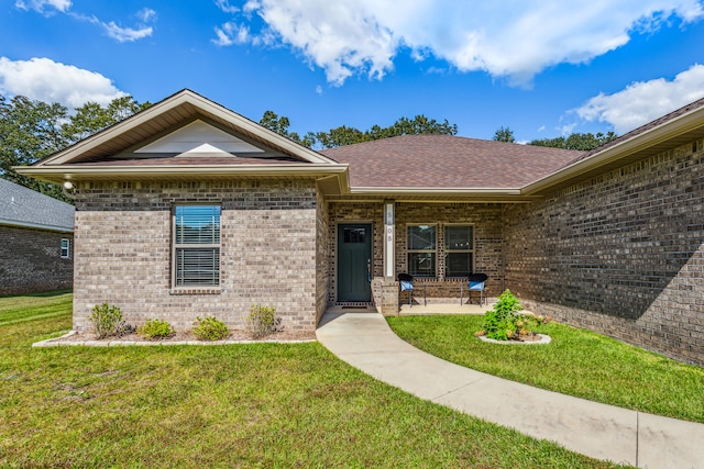 view of front of home featuring a front yard