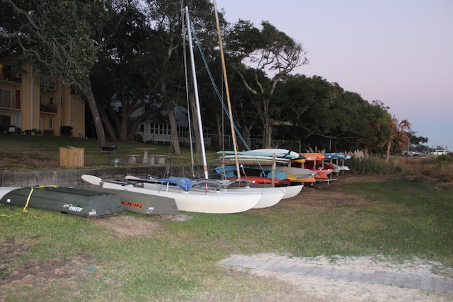 view of yard at dusk