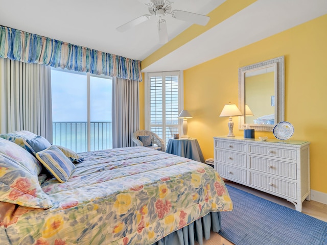 bedroom with ceiling fan and baseboards