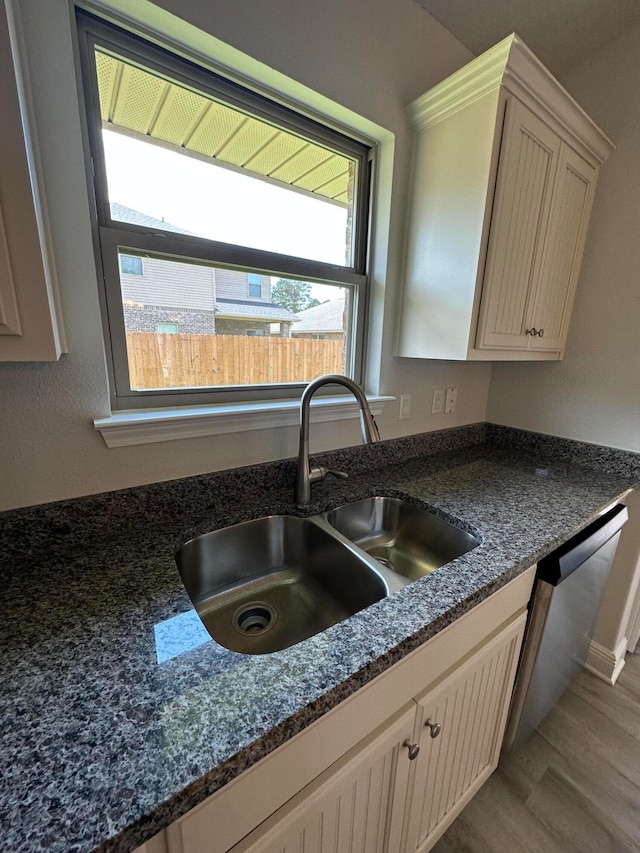 kitchen with light hardwood / wood-style flooring, sink, a wealth of natural light, and dishwasher