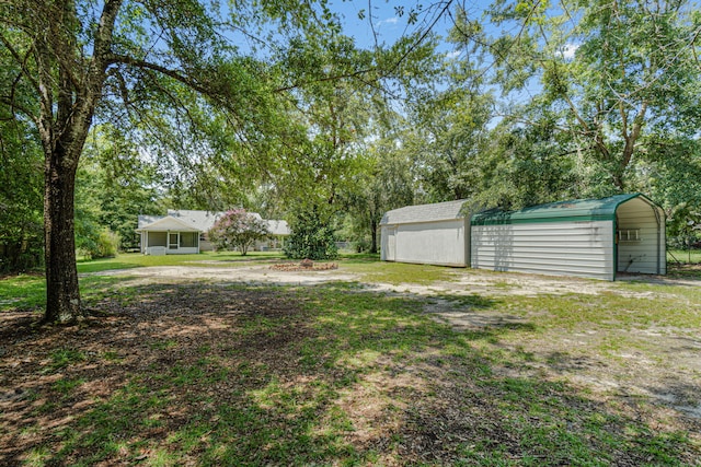 view of yard with an outbuilding