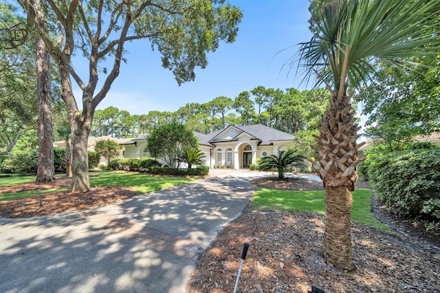 single story home featuring a front lawn