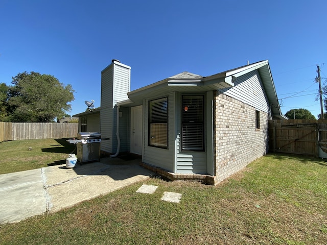 view of front of property with a front yard and a patio