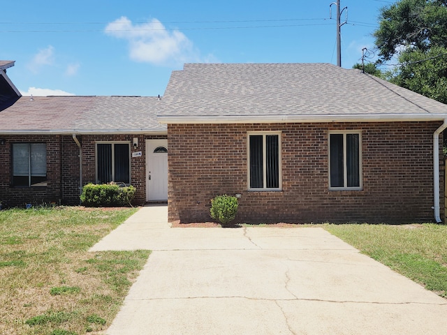 view of front facade with a front lawn