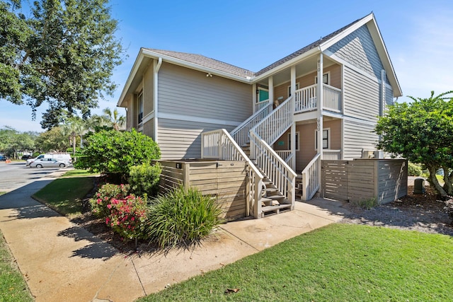 view of front of house featuring a front lawn