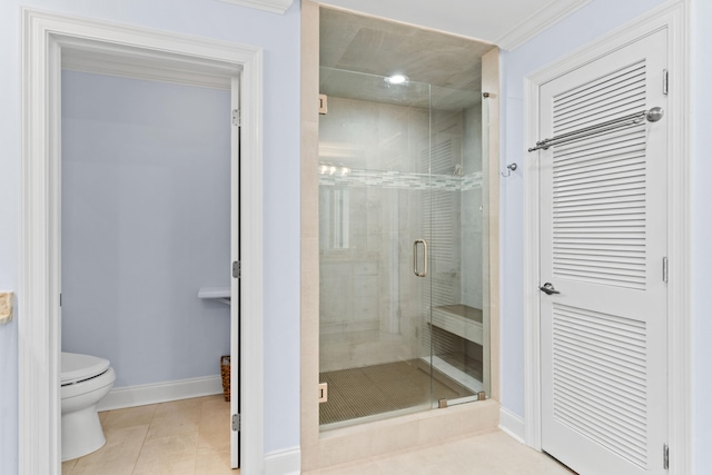 bathroom with tile patterned floors, crown molding, toilet, and an enclosed shower