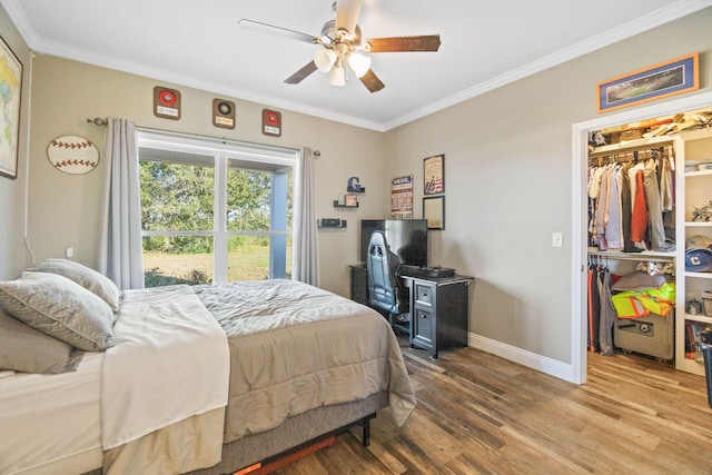 bedroom featuring hardwood / wood-style floors, crown molding, a closet, and ceiling fan