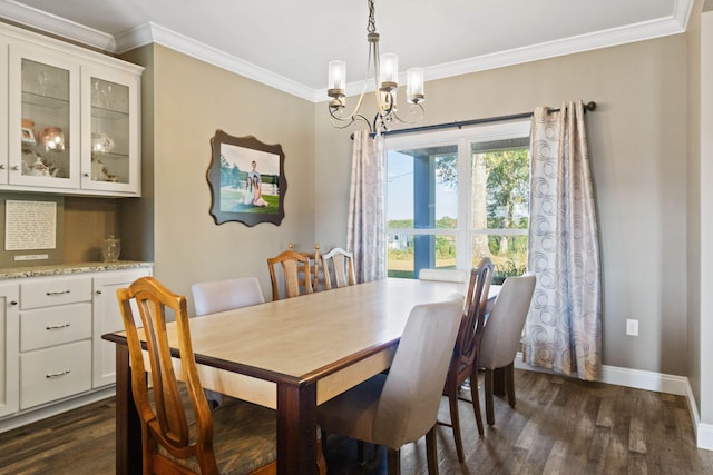 dining space with crown molding, a chandelier, and dark hardwood / wood-style floors