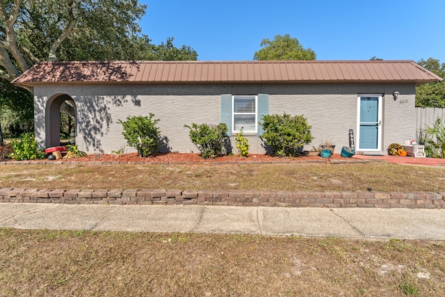 view of front of property with a front yard