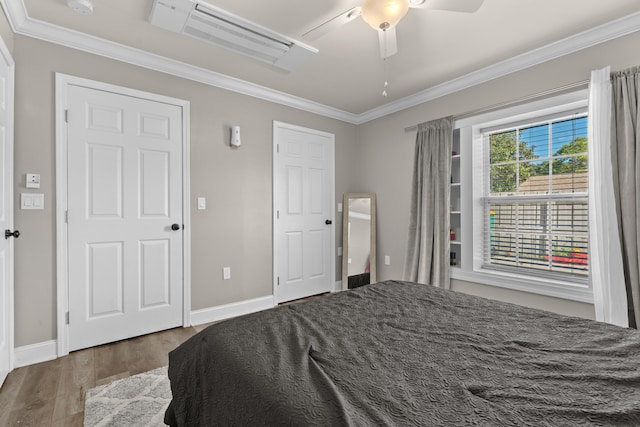 bedroom featuring ceiling fan, dark hardwood / wood-style floors, and crown molding