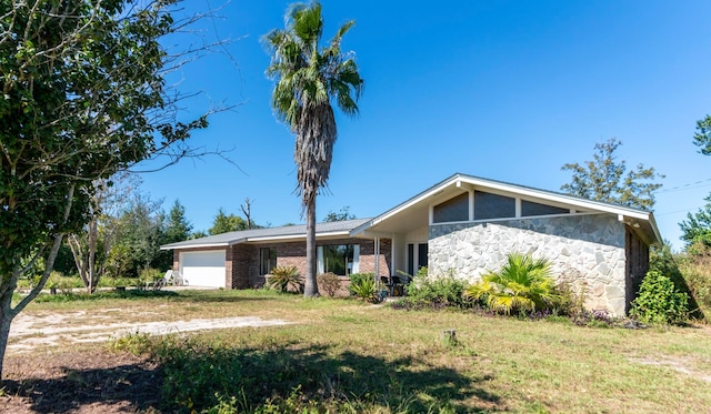 view of front facade featuring a front lawn and a garage