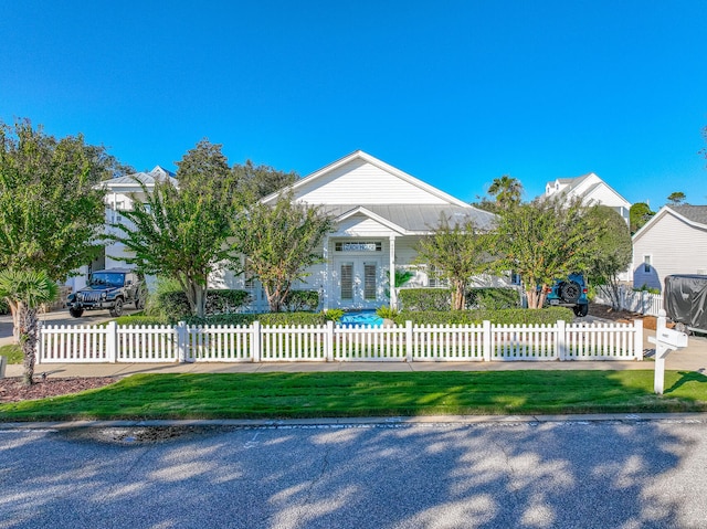 view of front of home featuring a front yard