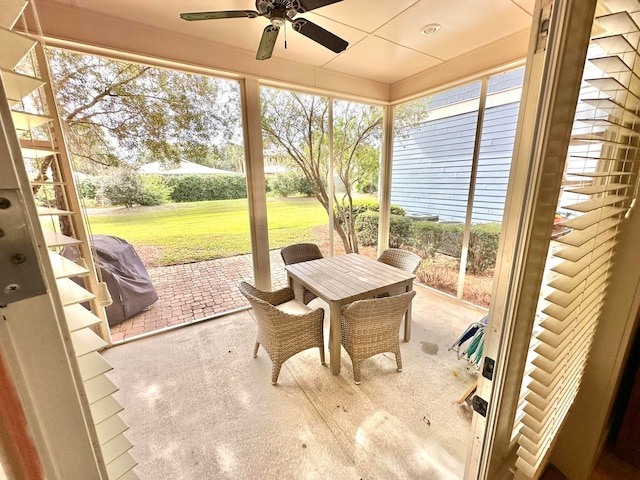 sunroom with ceiling fan