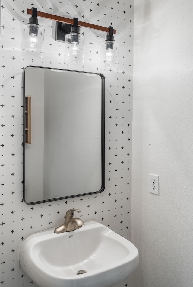 bathroom featuring sink