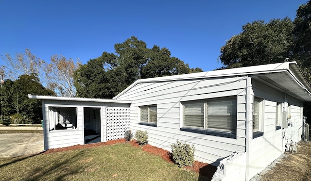 view of front facade featuring a front lawn