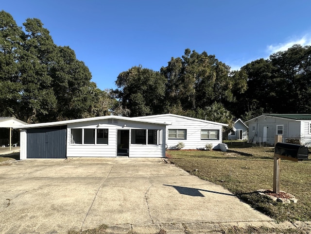 view of front of house featuring a front lawn