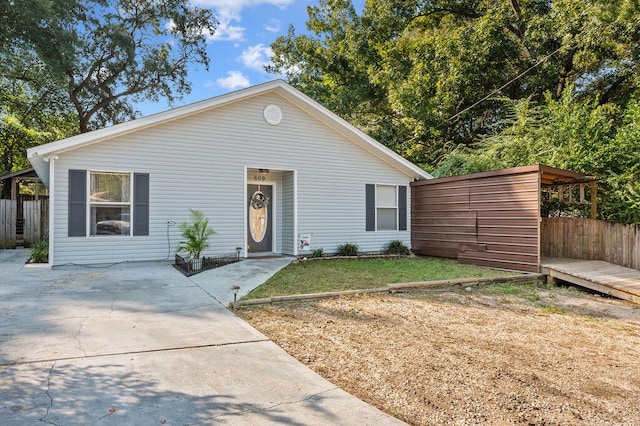 view of front of house featuring a front lawn