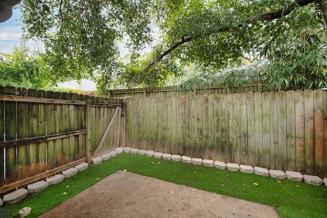 view of yard with a patio area