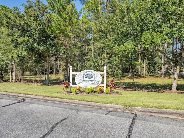 community sign with a yard