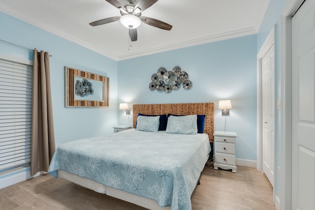 bedroom with a closet, ceiling fan, ornamental molding, and light hardwood / wood-style floors